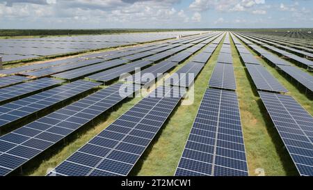 Peking, China. Dezember 2019. Dieses Luftbild, aufgenommen am 13. Dezember 2019, zeigt einen 50-MW-Solarpark in Garissa, Kenia. Quelle: Xie Han/Xinhua/Alamy Live News Stockfoto