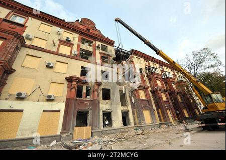 Nicht exklusiv: ZAPORIZHZHIA, UKRAINE - 19. OKTOBER 2023 - das Appartementgebäude, das am Mittwoch, 18. Oktober von einer russischen Rakete getroffen wurde, ist abgebildet Stockfoto