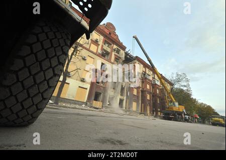 Nicht exklusiv: ZAPORIZHZHIA, UKRAINE - 19. OKTOBER 2023 - das Appartementgebäude, das am Mittwoch, 18. Oktober von einer russischen Rakete getroffen wurde, ist abgebildet Stockfoto