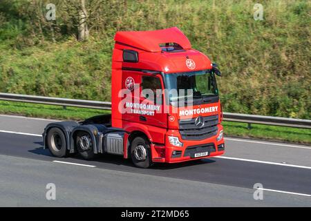 Red Montgomery Transport Ltd LKW, LKW, Transport, LKW, Frachtführer, Mercedes Benz Actros 6x2 Sattelzugmaschine mit mittlerer Hubachse, europäische Nutzfahrzeugindustrie, M6 in Manchester, Großbritannien Stockfoto