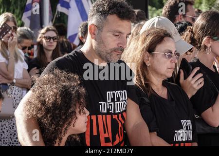 Tel Aviv, Israel. Oktober 2023. Israelische Familien der Geiseln führen einen Kabbalat-sabbat zur Begrüßung der sabbatzeremonie durch, neben einem gedeckten Tisch, umgeben von 203 leeren Stühlen, die auf die Geiseln warten und vermisst werden, in der Nähe des Tel Aviv Kunstmuseums Israel befindet sich in einem Krieg mit der Hamas im Gazastreifen nach massiven Raketenfeuern aus dem Gazastreifen auf Israel, der Infiltration von bewaffneten Männern auf israelisches Territorium, dem Massaker an Frauen und Kindern in ihren Häusern und der Geiselnahme von Zivilisten und Soldaten. 300.000 Reservisten wurden entsandt, und die israelische Luftwaffe ist Stockfoto