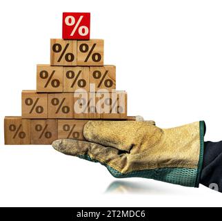 Handschuhe halten einen Stapel Holzblöcke, die eine Pyramide bilden, mit vielen braunen Prozentzeichen und einem roten auf der Oberseite. Isoliert auf weißem Hintergrund. Stockfoto