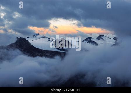 Blick von der Ramolhaus-Hütte auf den wolkenbedeckten Alpenhauptkamm und den Gurgler Ferner in der Abenddämmerung, Gurgl-Tal, Ötztaler Alpen Stockfoto