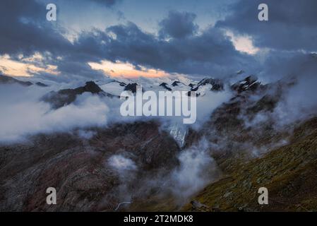 Blick von der Ramolhaus-Hütte auf den wolkenbedeckten Alpenhauptkamm und den Gurgler Ferner in der Abenddämmerung, Gurgl-Tal, Ötztaler Alpen Stockfoto