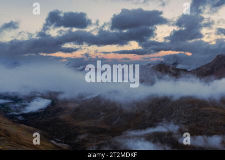 Blick von der Ramolhaus-Hütte auf den wolkenbedeckten Alpenhauptkamm und den Gurgler Ferner in der Abenddämmerung, Gurgl-Tal, Ötztaler Alpen Stockfoto