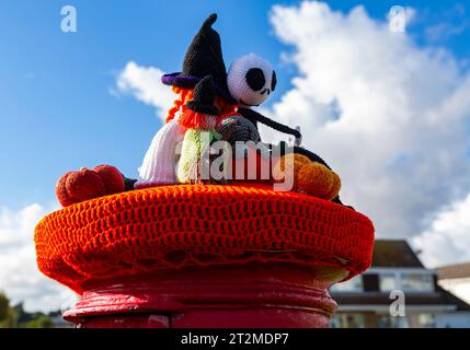 Poole, Dorset, Großbritannien. Oktober 2023. Ein gestrickter Briefkasten-Topper erscheint auf einem roten Briefkasten in Poole, Dorset mit einem Halloween-Thema mit Hexen, Geistern, Spinnen und Kürbissen. Quelle: Carolyn Jenkins/Alamy Live News Stockfoto