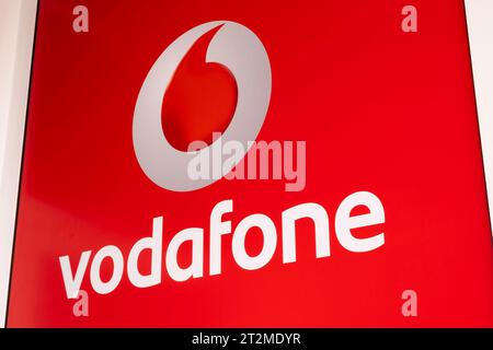 Schild und Logo von Vodafone Stockfoto