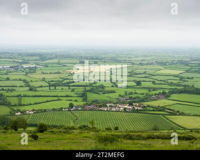 Das Dorf Cross unterhalb der Mendip Hills mit den Somerset Levels jenseits Englands. Stockfoto