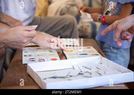 Spiel mit den Jüngsten. Freizeitaktivitäten zwischen Großeltern und Enkelkindern. Familienaktivitäten, Brettspiele. Stockfoto