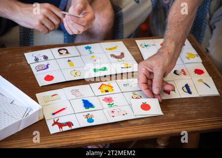 Spiel mit den Jüngsten. Freizeitaktivitäten zwischen Großeltern und Enkelkindern. Familienaktivitäten, Brettspiele. Stockfoto