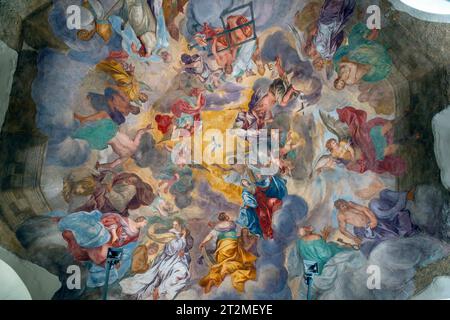 Blick auf die Freskendecke (vom deutschen Künstler Johann Christoph Storer) der Kapelle St. Sixtus in der Basilika St. Lorenz in Mailand, Lombar Stockfoto