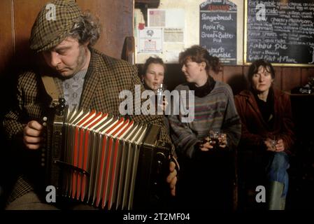 Traditionelle Volksmusik UK 1980s Farmers and Friends spielt er ein Melodeon-Treffen im Kings Head, auch bekannt als The Low House Pub in Laxfield. Jeden Sonntagmorgen werden Volkslieder in ungezwungener Weise aufgeführt. Laxfield, Suffolk, England 1985. 1980er Jahre HOMER SYKES Stockfoto