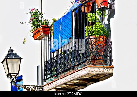 Typische weiße Fassaden mit Blumen auf den Balkonen der Straßen des berühmten Schlosses Peñiscola, Castellon, Valencianische Gemeinde, Spanien Stockfoto