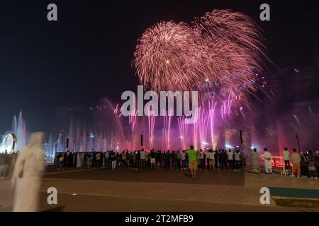 Doha, Katar - 3. Dezember 2022: Feuerwerk zum Nationalfeiertag Katars mit Skyline Katars. Stockfoto