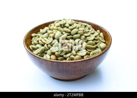 Grüne Kaffeebohnen in einer Schüssel auf weißem Hintergrund Stockfoto