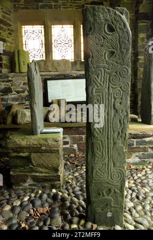 Antike mittelalterliche Manx-Kreuze im Kirk Maughold Kirchhof, Maughold, Isle of man. Stockfoto