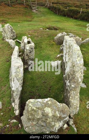 Das neolithische Begräbnisgelände des Meayll Hill Stone Circle mit Blick auf Port Erin, Isle of man. Stockfoto