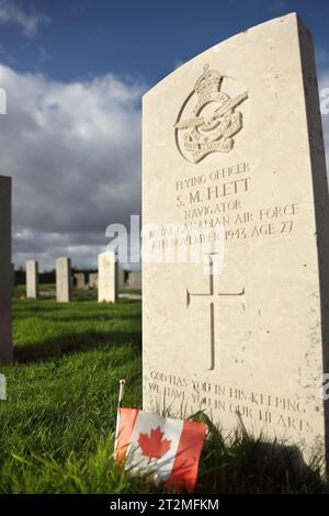 Grabstein von RCAF Flying Officer S M Flett, Navigator, getötet im Zweiten Weltkrieg, in St Patrick's Church, Jurby, Isle of man. Stockfoto