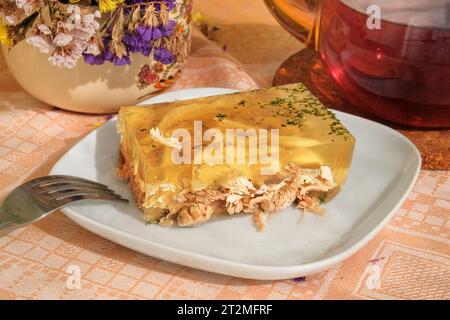 Aspik in Platte. Hausgemachte Speisen. Zuhause kochen. Stockfoto