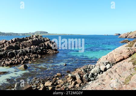 Blick über den Sound of Iona nach Iona von der felsigen Küste auf der Isle of Mull Stockfoto