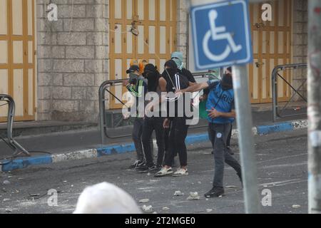 Jugendliche stoßen nach einer Demonstration in der besetzten Stadt Hebron im Westjordanland auf israelische Streitkräfte nach einer Demonstration in der besetzten Stadt Hebron im Westjordanland, um gemeinsam mit den Palästinensern des Gazastreifens am 20. Oktober 2023 zu demonstrieren, in den anhaltenden Kämpfen zwischen Israel und der Hamas-Bewegung. Foto: Mamoun Wazwaz apaimages Hebron Westbank palästinensisches Gebiet 201023 Hebron MW 0025 Copyright: XapaimagesxMamounxWazwazxxapaimagesx Stockfoto