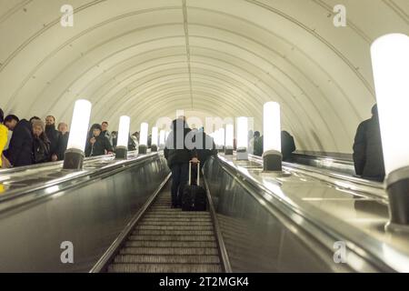 Moskau, Russland. 18. Dezember 2016: Menschen, die in der Hauptverkehrszeit in Moskau umherlaufen. Stockfoto