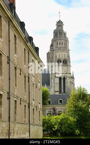 Glockentürme vor der Kathedrale von Tours Cathédrale Saint-Gatien de Tours mit Schloss Chateau Tours im Vordergrund Indre-et-Loire Frankreich Stockfoto