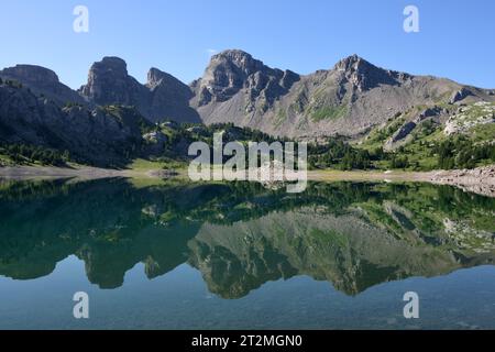 Reflexionen auf der Oberfläche des Allos-Sees oder des Lac Allos im Nationalpark Mercantour & Haut Verdon Alpes-de-Haute-Provence Französische Alpen Frankreich Stockfoto