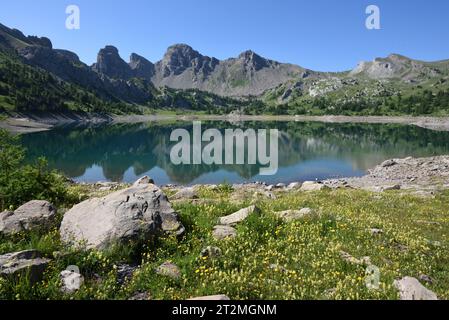 Reflexionen auf der Oberfläche des Allos-Sees oder des Lac Allos im Nationalpark Mercantour & Haut Verdon Alpes-de-Haute-Provence Französische Alpen Frankreich Stockfoto