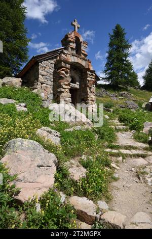 Wanderweg führt zur Trockensteinkapelle, zur Alpenkapelle oder zur ländlichen Kapelle, Notre Dame des Monts, Allos Alpes-de-Haute-Provence Frankreich Stockfoto