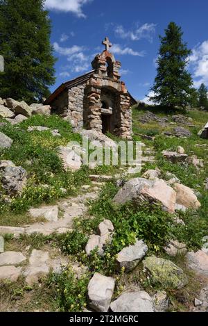 Wanderweg führt zur Trockensteinkapelle, zur Alpenkapelle oder zur ländlichen Kapelle, Notre Dame des Monts, Allos Alpes-de-Haute-Provence Frankreich Stockfoto