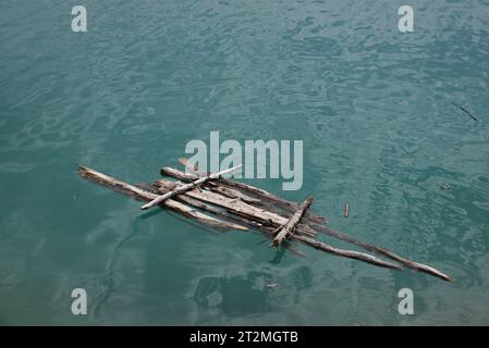 Ramshackiges Holzfloß oder provisorisches Floß Adrift oder Floating on Lake Stockfoto