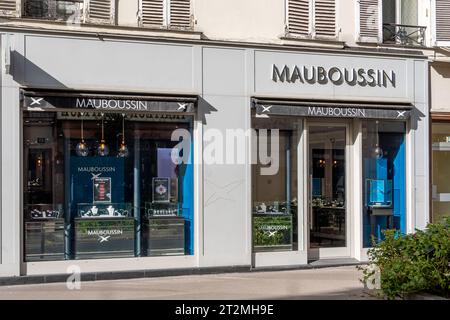 Paris, Frankreich - 19. Oktober 2023: Außenansicht einer Boutique von Mauboussin. Mauboussin ist ein französisches Schmuckhaus, das 1827 gegründet wurde Stockfoto