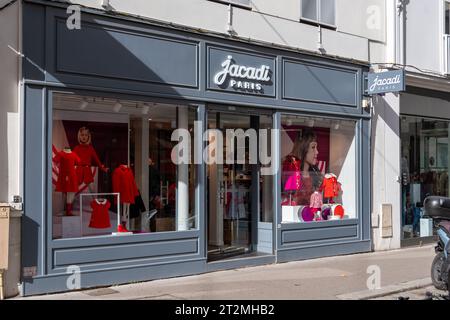 Außenansicht einer Jacadi Boutique. Jacadi ist ein französisches High-End-Bekleidungsunternehmen und eine Marke, die sich auf Kinderbekleidung spezialisiert hat Stockfoto