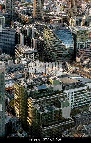 Eine Luftaufnahme der Gebäude in der City of London aus der Sicht der Aussichtsplattform am 8. Bishopsgate, City of London, London, Großbritannien. Stockfoto