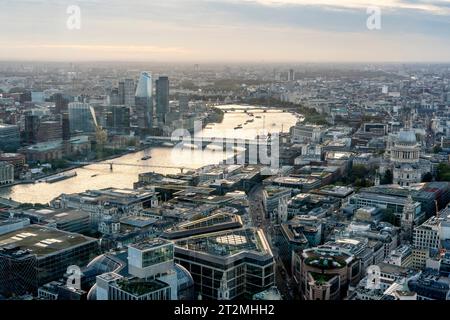 Ein Blick auf die Themse aus der Vogelperspektive von der Aussichtsplattform Nr. 8 Bishopsgate, City of London, London, Großbritannien. Stockfoto