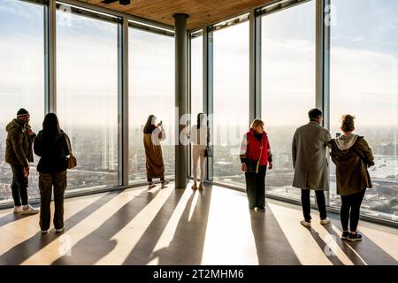 Besucher sehen die Aussicht von der Aussichtsplattform am 8 Bishopsgate, City of London, London, Großbritannien. Stockfoto