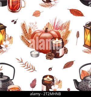 Aquarellmuster, Teekanne, Kürbis und Herbstblätter. Handgezeichnete Illustration isoliert auf weißem Hintergrund. Konzept für Stoffdruck, Menü Stockfoto
