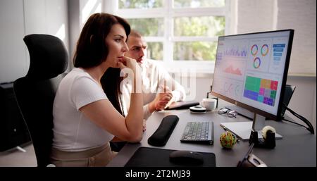 Data Analyst mit dem KPI-Dashboard von Data Analytics Stockfoto