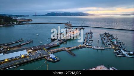 Die Boote legten in der Abenddämmerung am Hyde St Pier an, mit den Farben des Sonnenuntergangs am Horizont in der Abenddämmerung Stockfoto