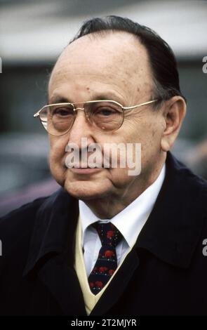 17.03.1998 Hans-Dietrich Genscher Deutschland/ Sachsen Anhalt/ Altmark/ Altmarkkreis Salzwedel/ Stadt Klötze/ Ortsteil Kusey/ Besuch von Hans Dietrich Genscher/ FDP/ Außenminister der Bzundesrepublik Deutschland von 1974-1992/ gab 1989 bekannt das Menschen aus der DDR, die in die Prager Botschaft der BRD geflüchtet waren, in den Westen ausreisen dürfen/ Wahlkampf/ Besuch im Gewerbegebiet/ Nutzung nur redaktionell/ *** 17 03 1998 Hans Dietrich Genscher Deutschland Sachsen Anhalt Altmark Altmarkkreis Salzwedel Stadt Klötze Kreis Kusey Besuch von Hans Dietrich Genscher FDP Außenminister der FDP Stockfoto