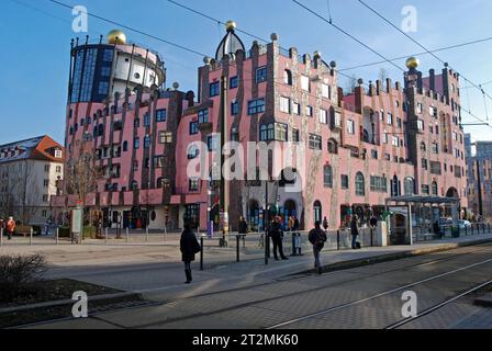 16.03.2013 Hundertwasserhaus/Magdeburg Deutschland/Sachsen Anhalt/Magdeburg/Innenstadt/breiter Weg/Hundertwasserhaus/Touristen Anziehungspunkt/Sehenswürdigkeit/Nutzung nur redaktionell/ *** 16 03 2013 Hundertwasserhaus Magdeburg Deutschland Sachsen Anhalt Stadtzentrum Magdeburg breiter Weg Hundertwasserhaus Touristenattraktion Sight nur redaktionell verwenden Credit: Imago/Alamy Live News Stockfoto