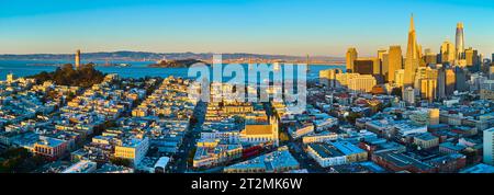 Herrliches Panorama in der goldenen Stunde mit Coit Tower und Transamerica Pyramid Wolkenkratzer Gebäude Stockfoto