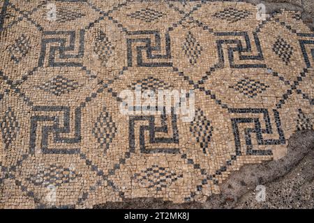 Beit Shean, Israel – 13. 08. 2023: Bodenmosaik im Innenhof des Badehauses aus dem 4. Jahrhundert, das während der byzantinischen Zeit im antiken römischen konzil genutzt wurde Stockfoto