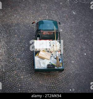 Straßenreinigungsfahrzeug in der Altstadt von Malcesine am Gardasee in Italien Stockfoto