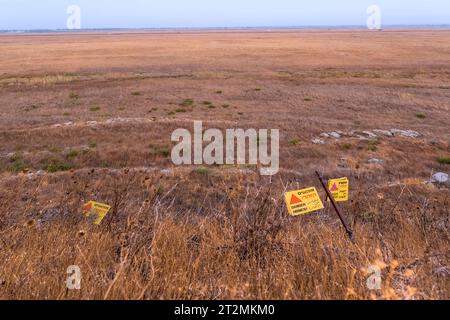 Minenfeld mit Warnschildern auf den Golanhöhen in Israel Stockfoto