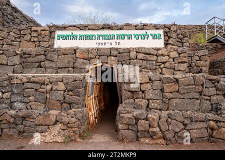 Tunnelgraben aus der Zeit des Jom-Kippur-Krieges auf den Golanhöhen in Israel. Das Schild bedeutet: Ein Ort zu Ehren der Werte der Bruderschaft, Stockfoto