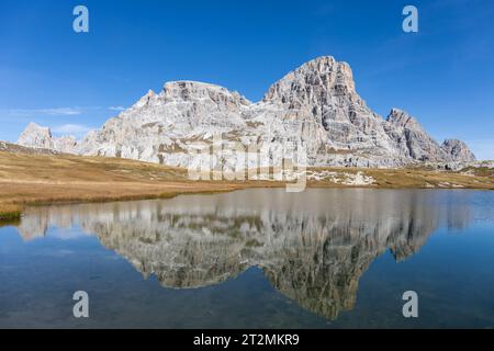 Lago dei Piani, Dolomiten, Südtirol, Italien. Lastron del Scarperi und Crodon di San Candido im Hintergrund. Stockfoto