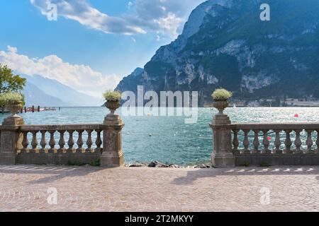 Uferpromenade mit Blick auf den Gardasee im beliebten Ferienort Riva del Garda in Italien Stockfoto