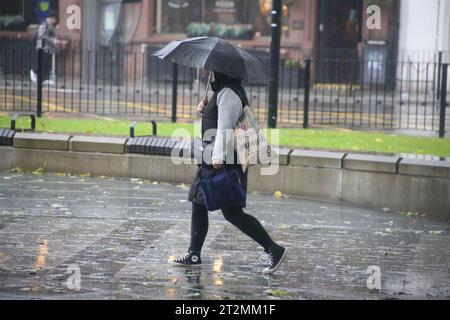 Newcastle, Großbritannien. Oktober 2023. Storm Babet – die Menschen kämpfen gegen das Wetter im Stadtzentrum von Newcastle als zweite rote Warnung des Met Office. Storm Babet hat bereits erhebliche Auswirkungen, insbesondere in Ostengland und Schottland. Newcastle Upon Tyne, Großbritannien, 20. Oktober 2023, Credit: DEW/Alamy Live News Stockfoto